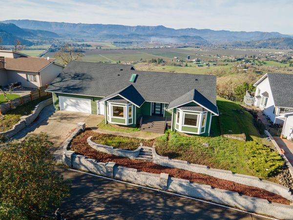 383 Ridgecrest Drive, Roseburg, OR 97471