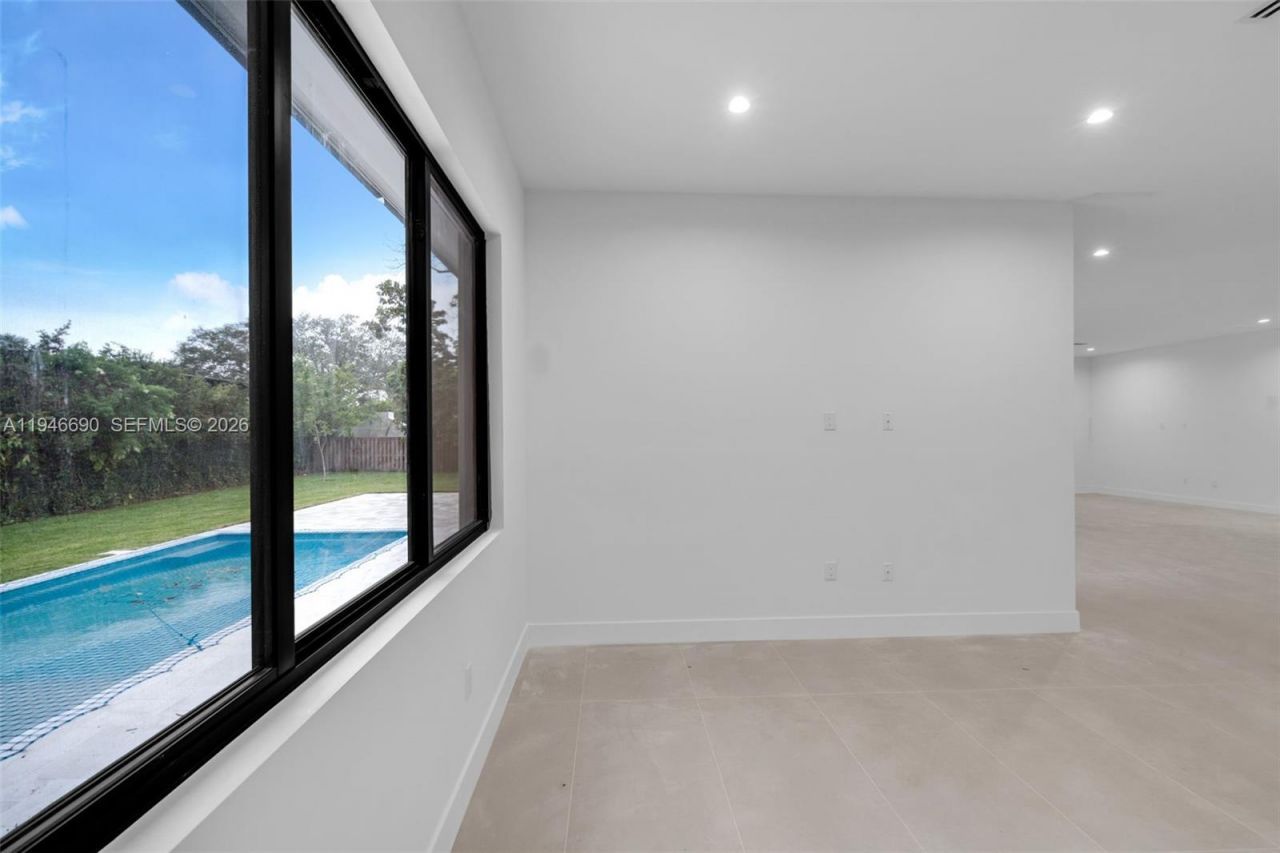 240 NE 156th St, Miami, FL 33162 Photo