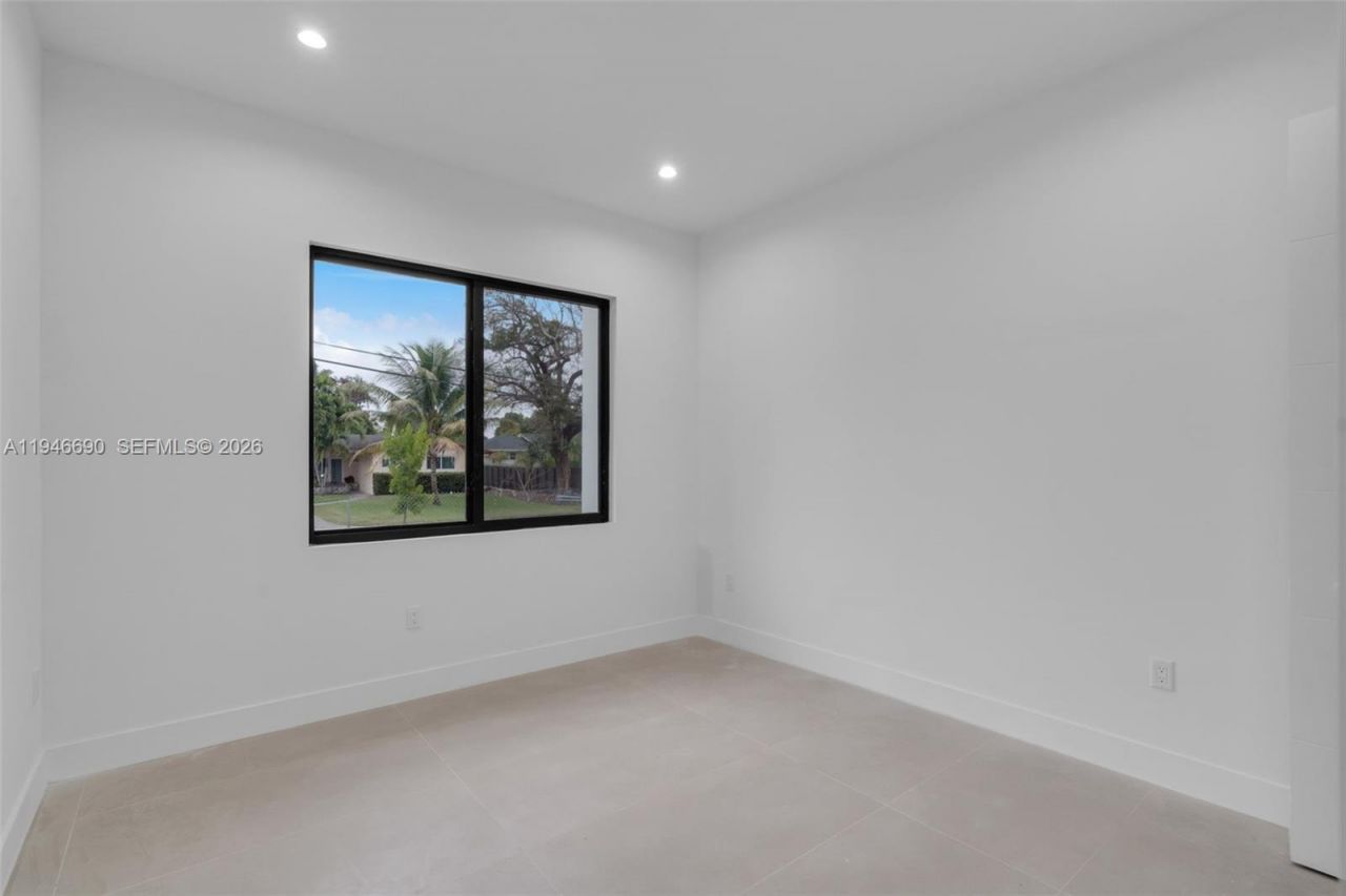 240 NE 156th St, Miami, FL 33162 Photo