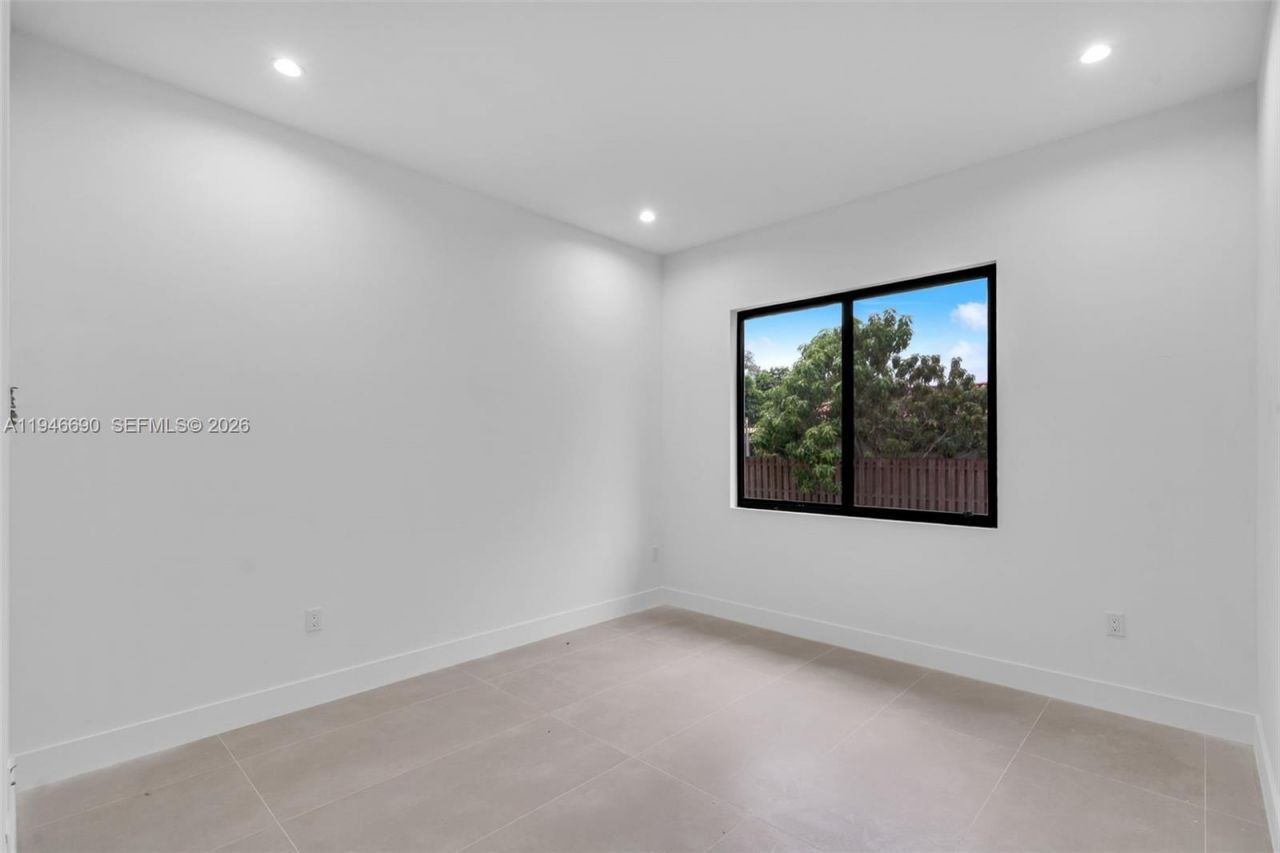 240 NE 156th St, Miami, FL 33162 Photo