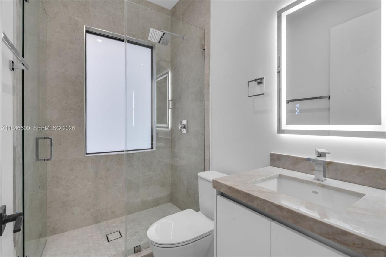 240 NE 156th St, Miami, FL 33162 Photo