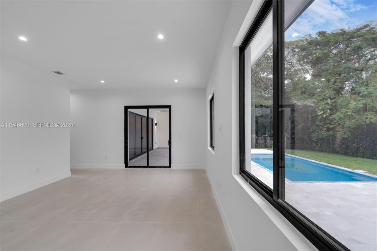 240 NE 156th St, Miami, FL 33162 Photo