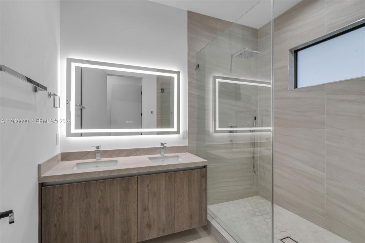 240 NE 156th St, Miami, FL 33162 Photo