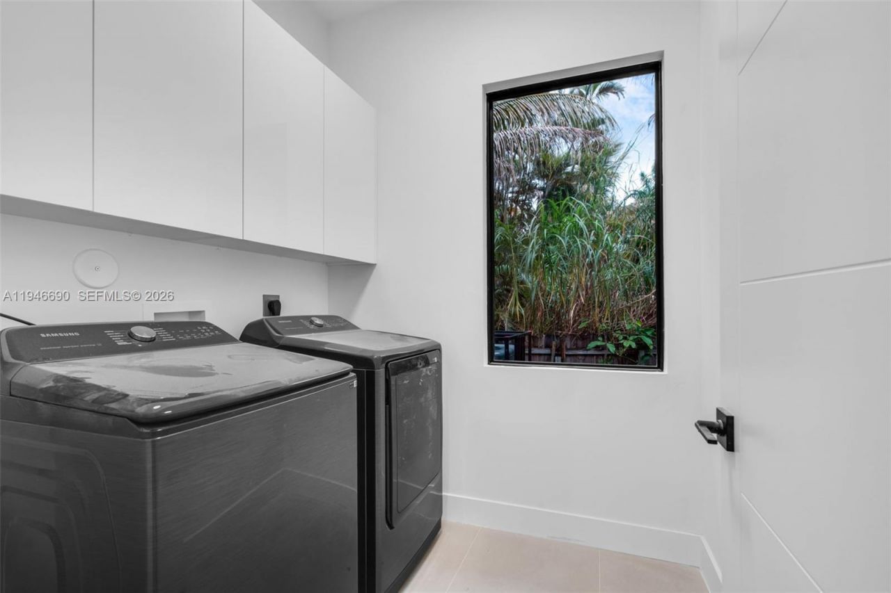 240 NE 156th St, Miami, FL 33162 Photo