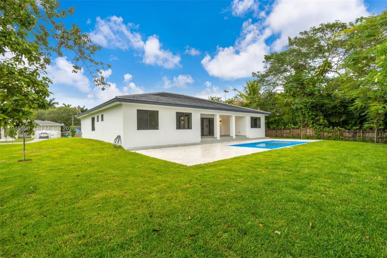 240 NE 156th St, Miami, FL 33162 Photo