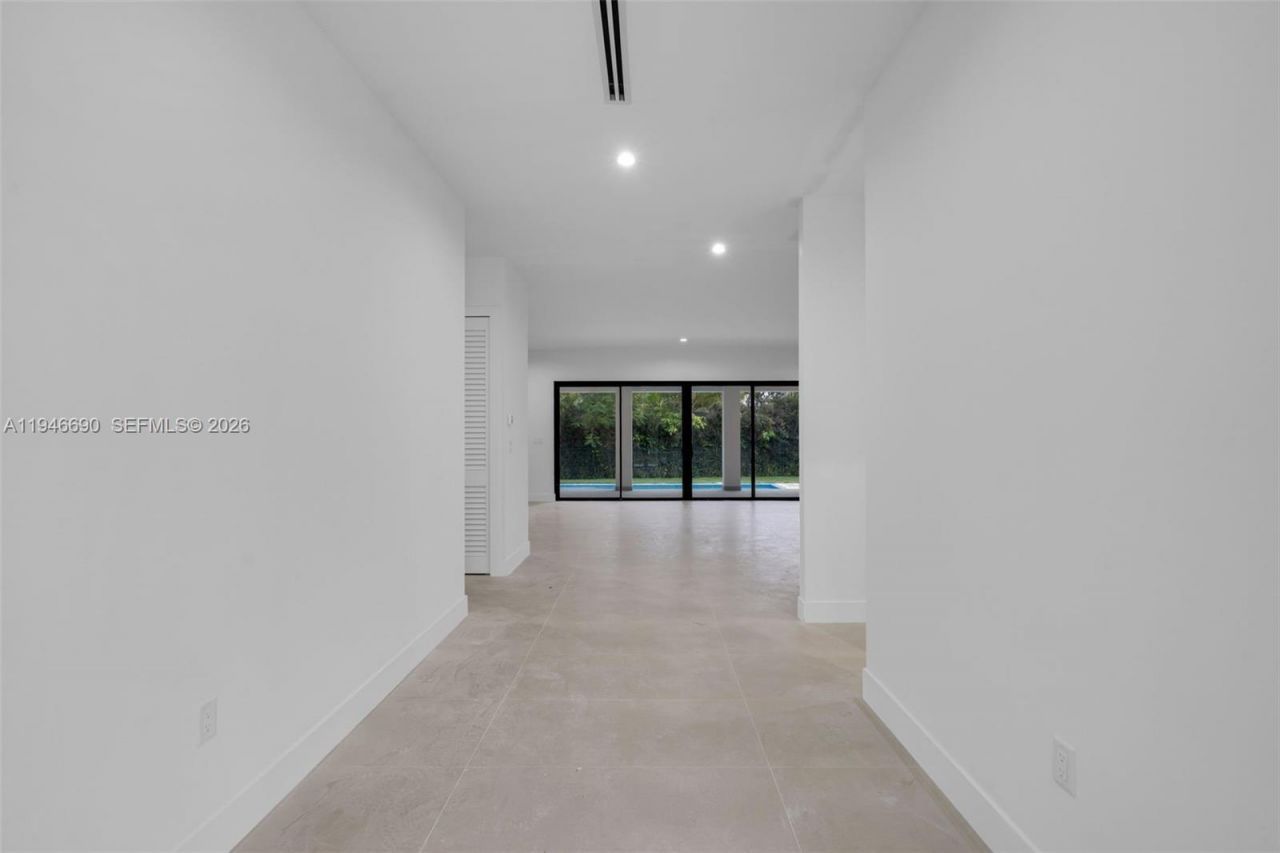 240 NE 156th St, Miami, FL 33162 Photo