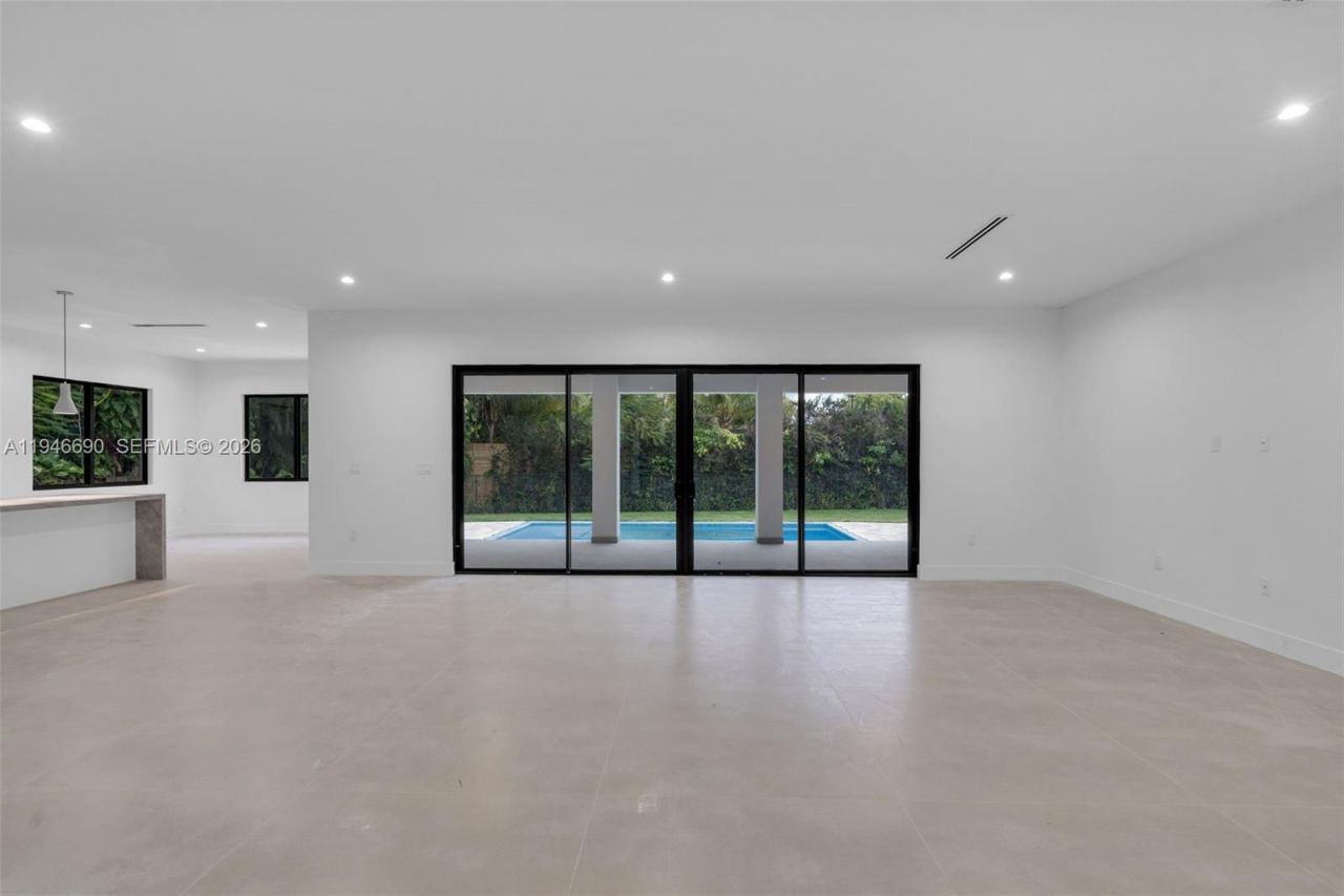 240 NE 156th St, Miami, FL 33162 Photo