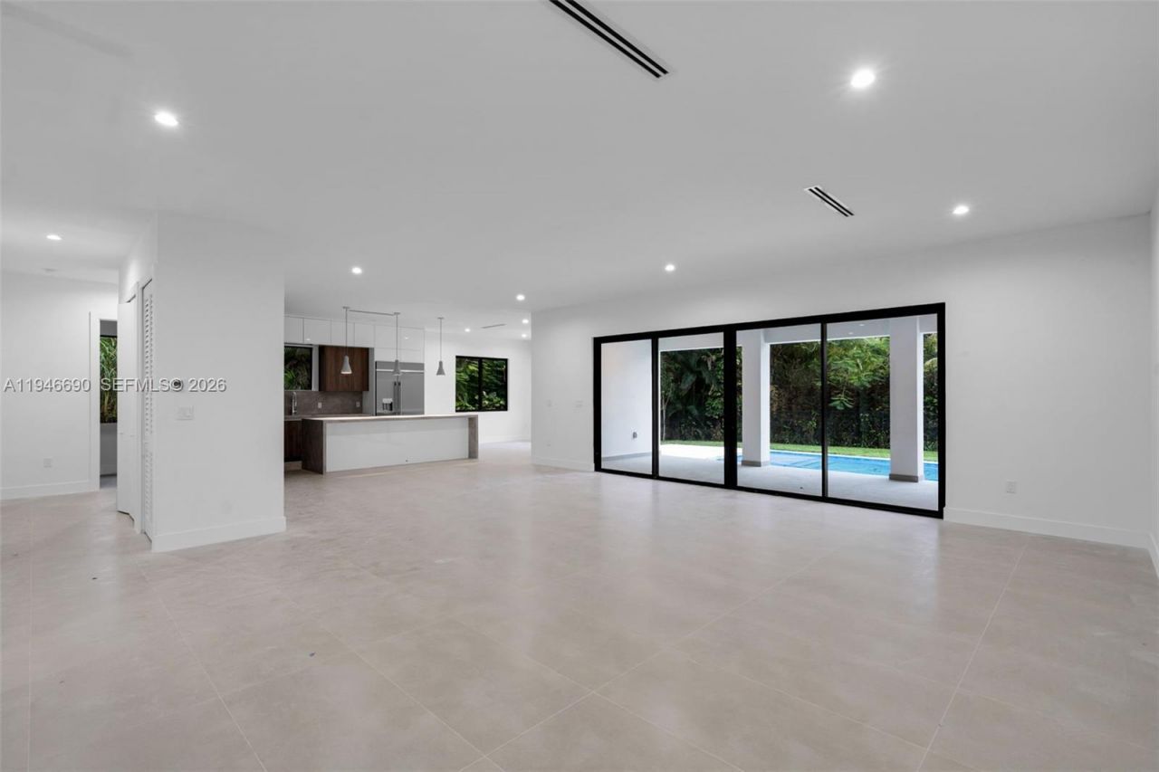 240 NE 156th St, Miami, FL 33162 Photo