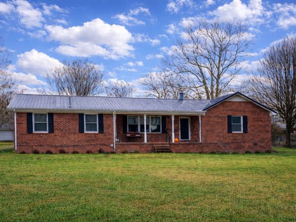 106 Larkway Dr, Tullahoma, TN 37388