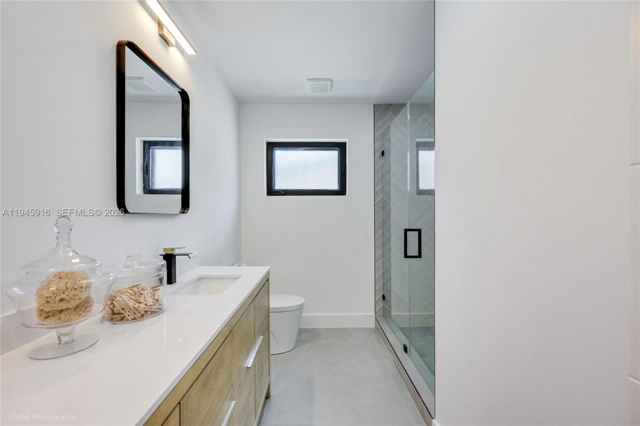 1925 NE 208th Ter, Miami, FL 33179 Photo