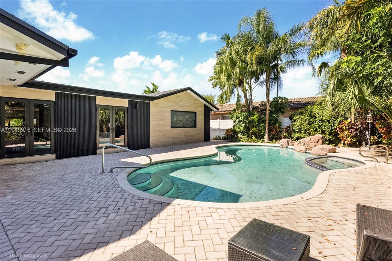 1925 NE 208th Ter, Miami, FL 33179 Photo