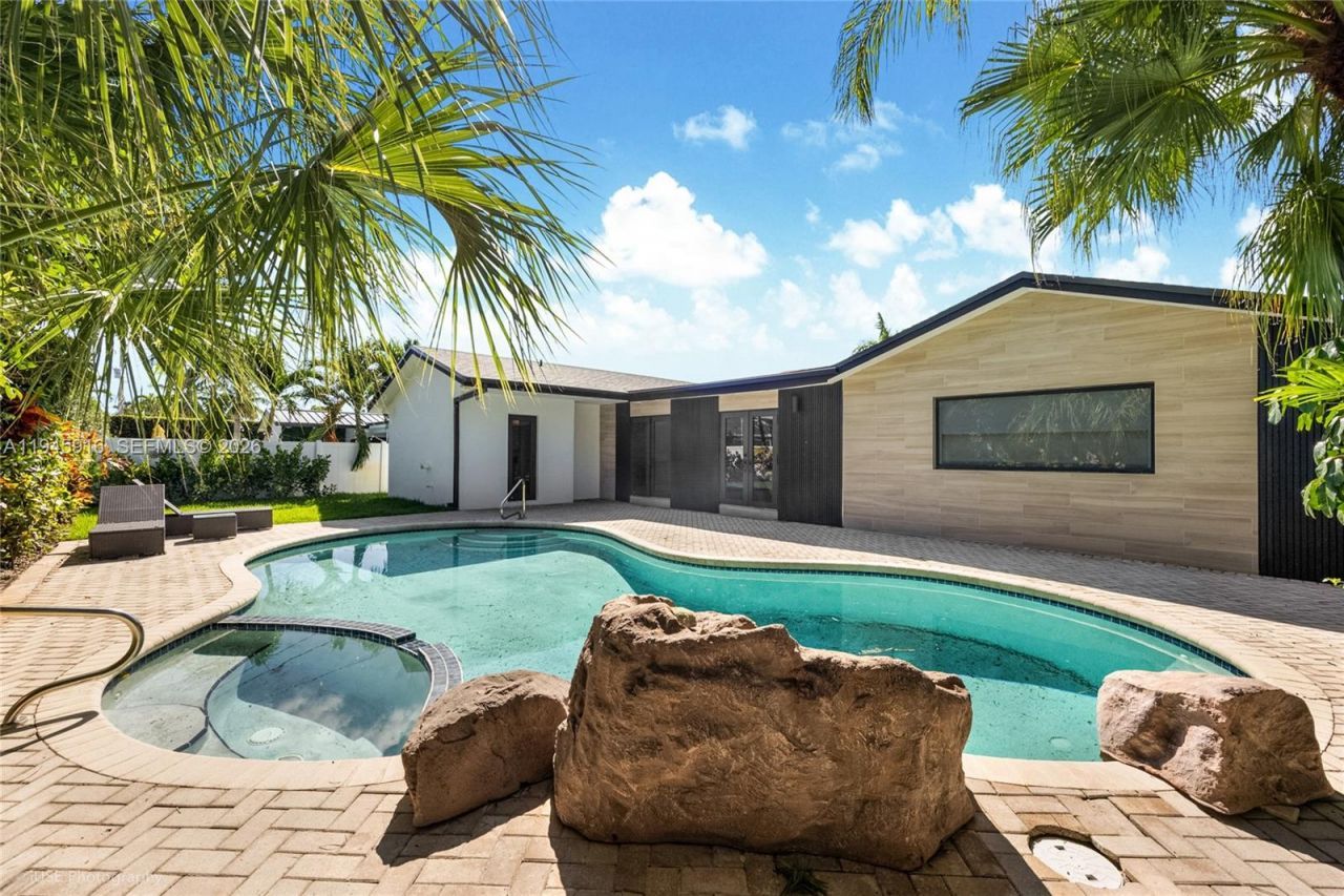 1925 NE 208th Ter, Miami, FL 33179 Photo