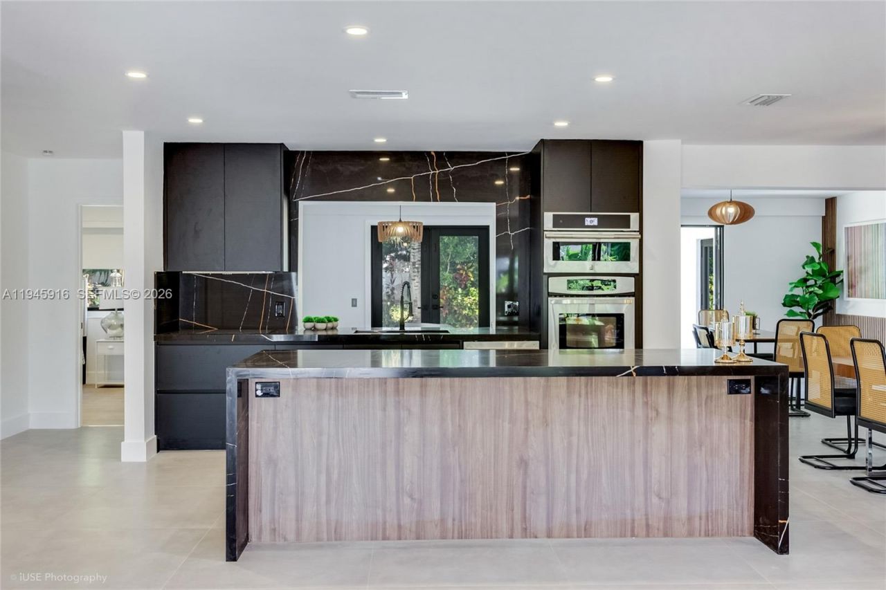 1925 NE 208th Ter, Miami, FL 33179 Photo