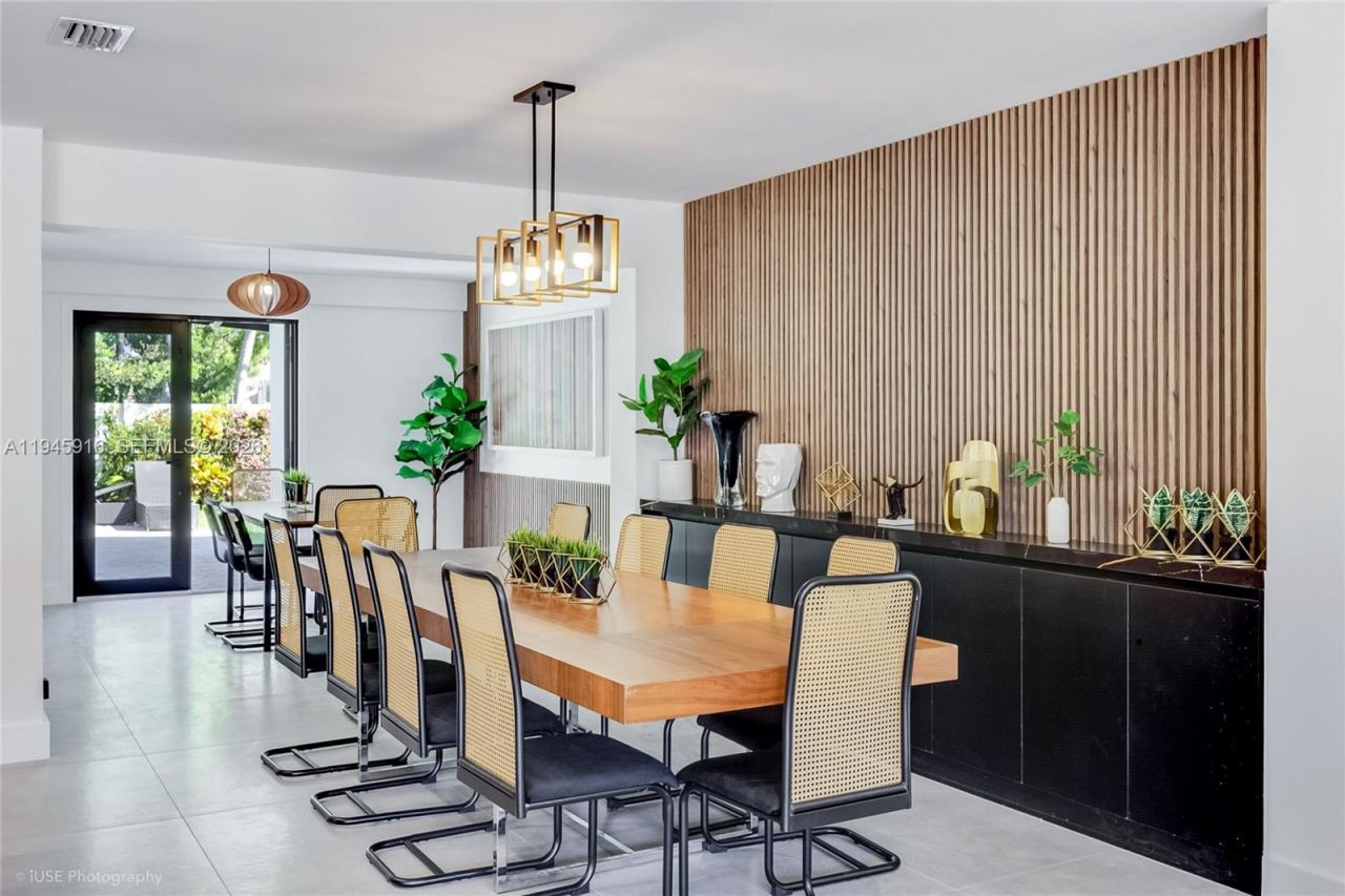 1925 NE 208th Ter, Miami, FL 33179 Photo