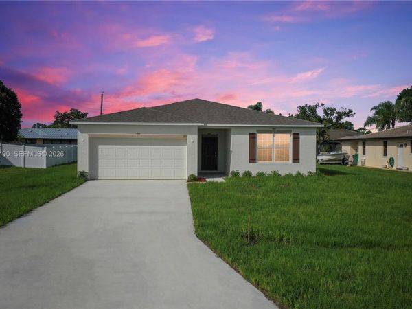 811 SE Seahouse Dr, Port St. Lucie, FL 34983