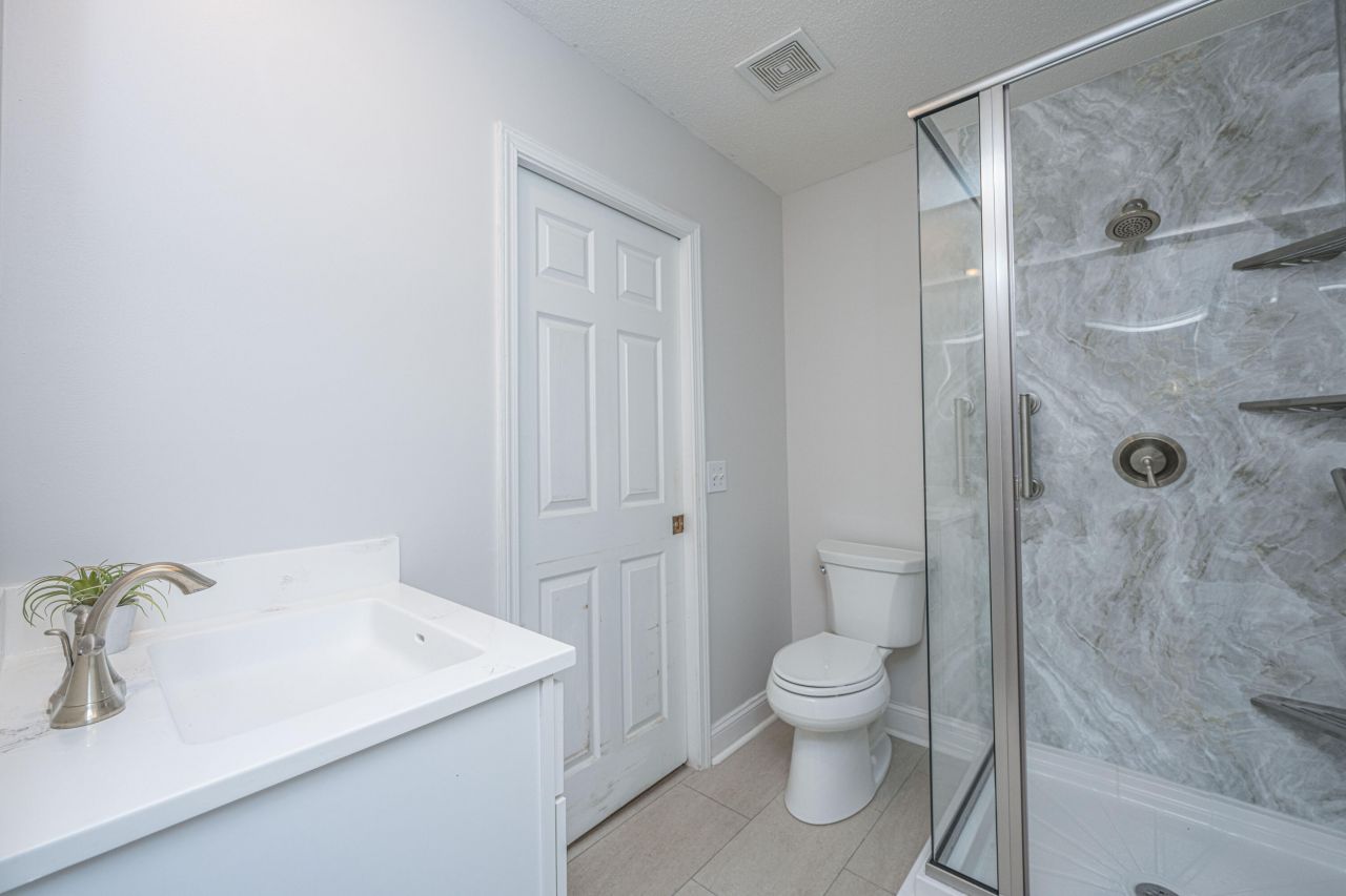 3200 Queensgate Way Photo 10