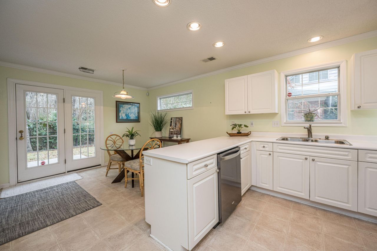 3200 Queensgate Way Photo 6