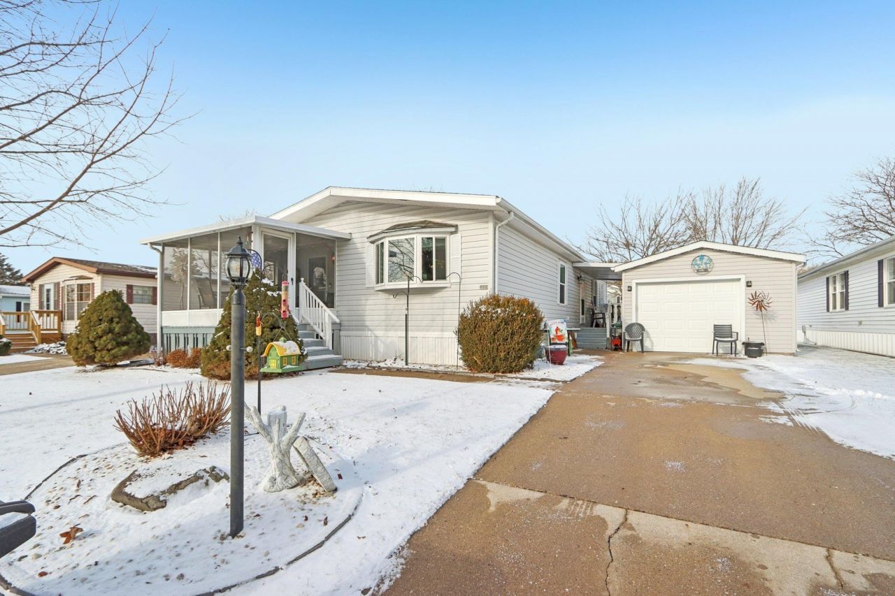 412 Oak Lodge Road, Waterford, WI 53185 Main Photo