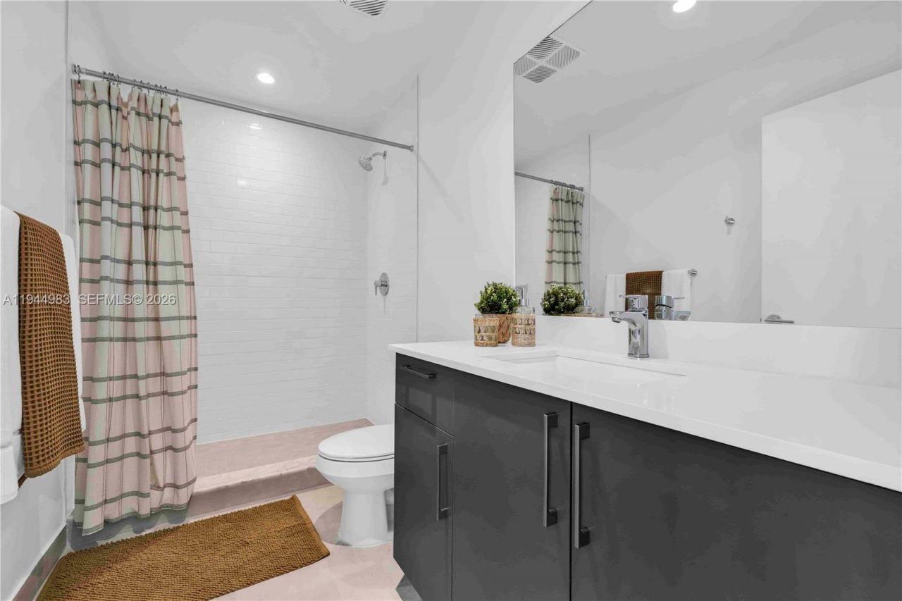 1642 NE 1st Ave , Unit 2114, Miami, FL 33132 Photo