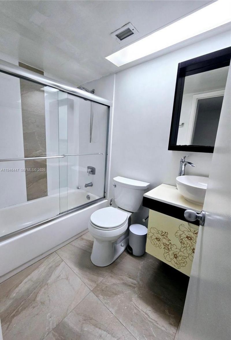 17890 W Dixie, Unit 302, Miami, FL 33160 Photo