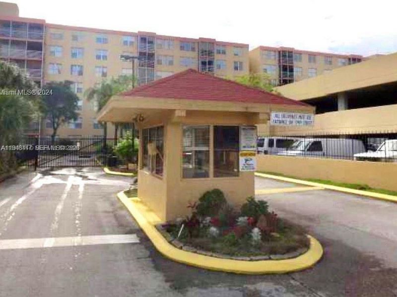 17890 W Dixie, Unit 302, Miami, FL 33160 Photo