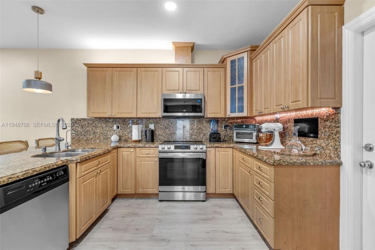 8781 NW 148th Ter, Miami Lakes, FL 33018 Photo