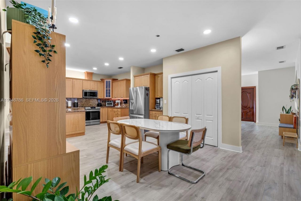 8781 NW 148th Ter, Miami Lakes, FL 33018 Photo