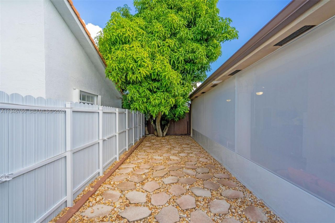 8781 NW 148th Ter, Miami Lakes, FL 33018 Photo