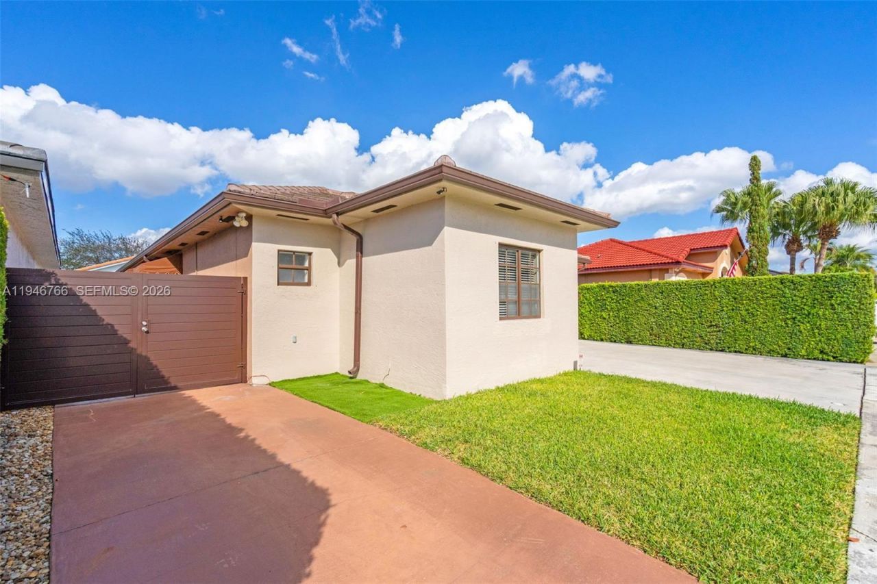 8781 NW 148th Ter, Miami Lakes, FL 33018 Photo