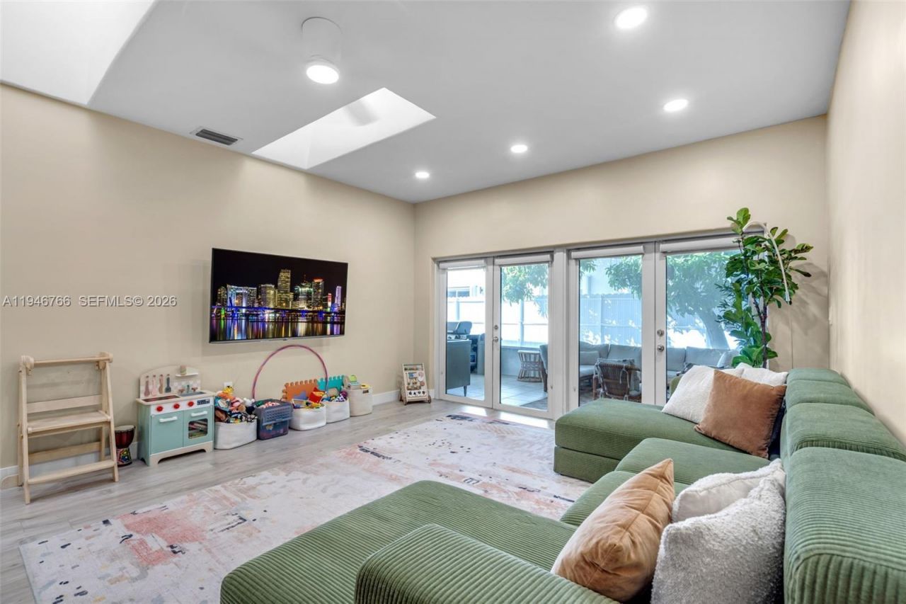 8781 NW 148th Ter, Miami Lakes, FL 33018 Photo