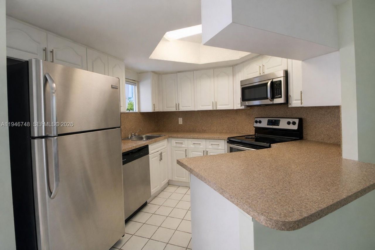 8343 Lake Dr, Unit 207, Doral, FL 33166 Photo