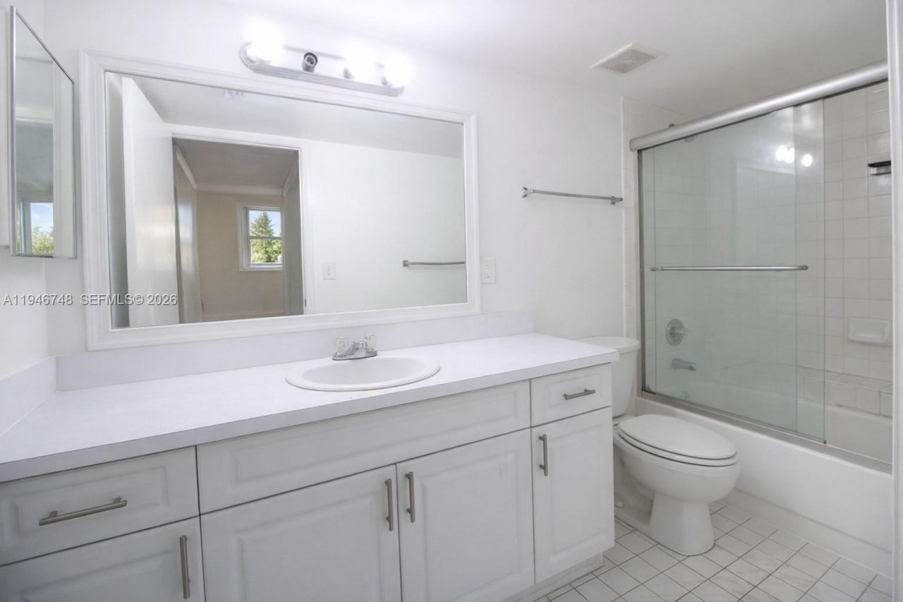 8343 Lake Dr, Unit 207, Doral, FL 33166 Photo