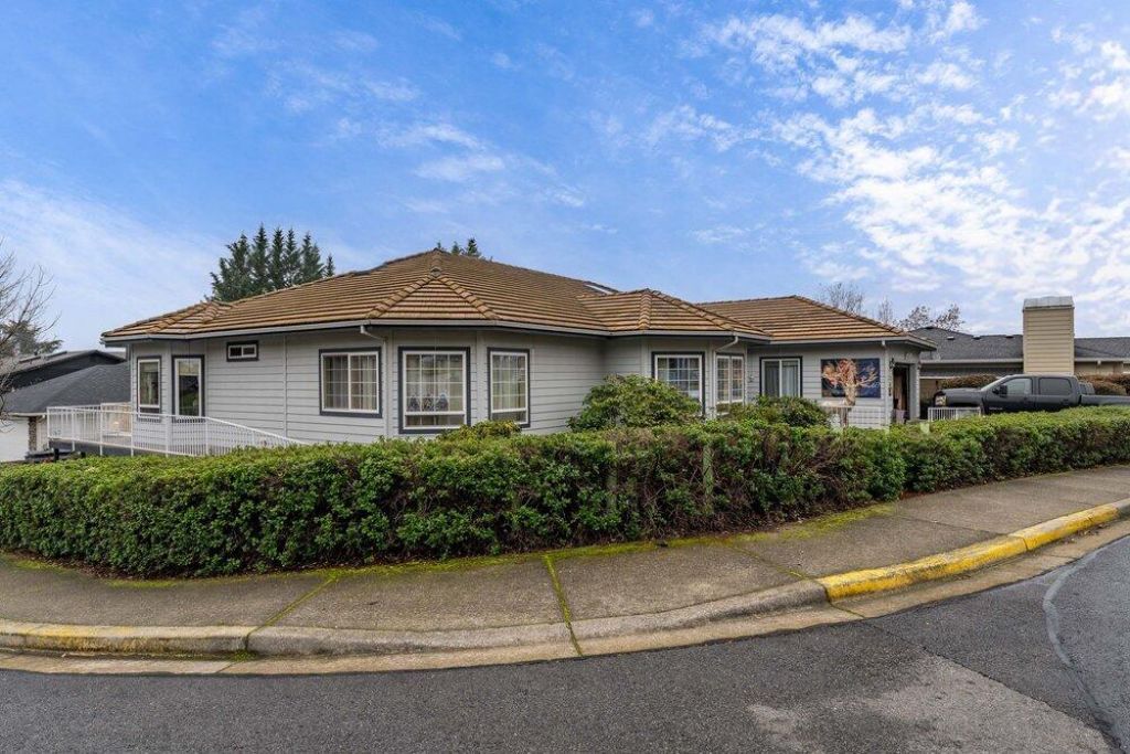 1415 NE Heritage Drive, Grants Pass, OR 97526 Main Photo