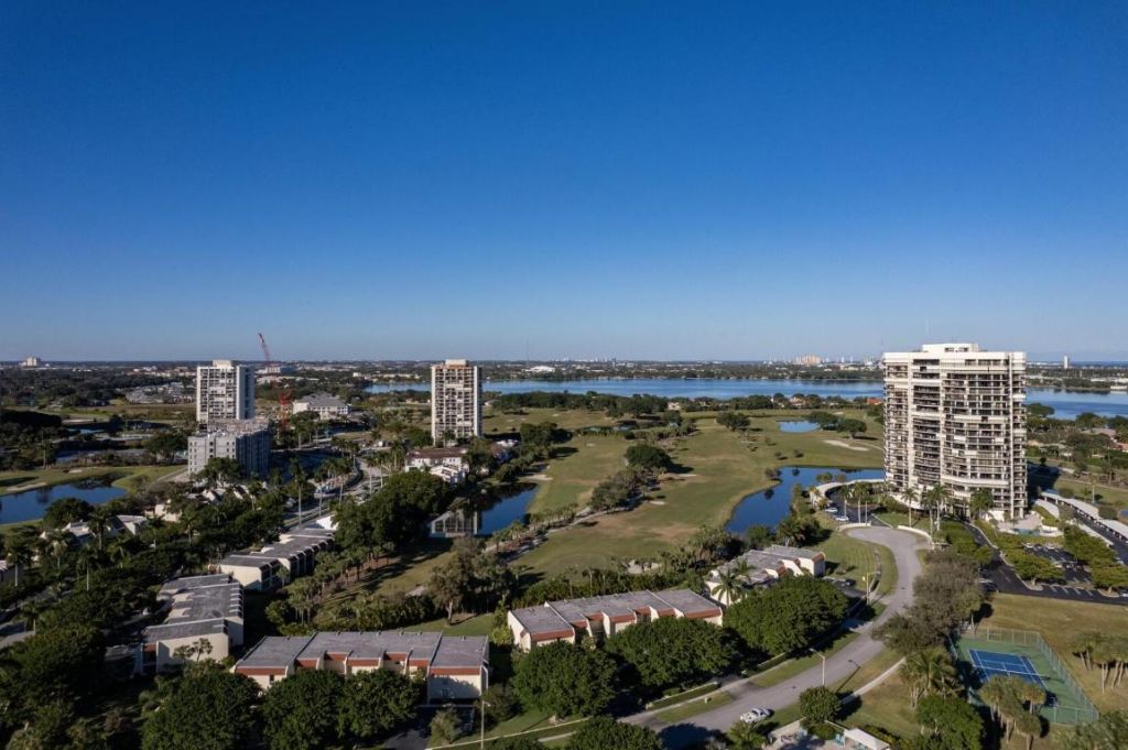 2425 Presidential Way, Unit 1101, West Palm Beach, FL 33401 Photo