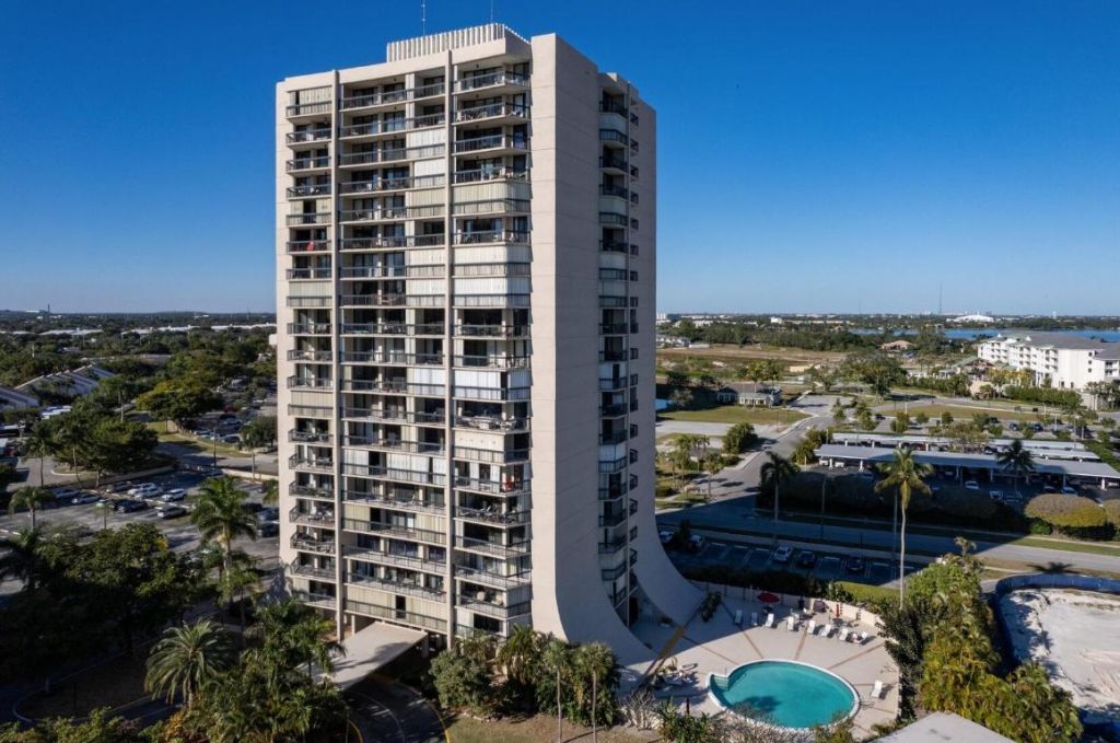 2425 Presidential Way, Unit 1101, West Palm Beach, FL 33401 Photo