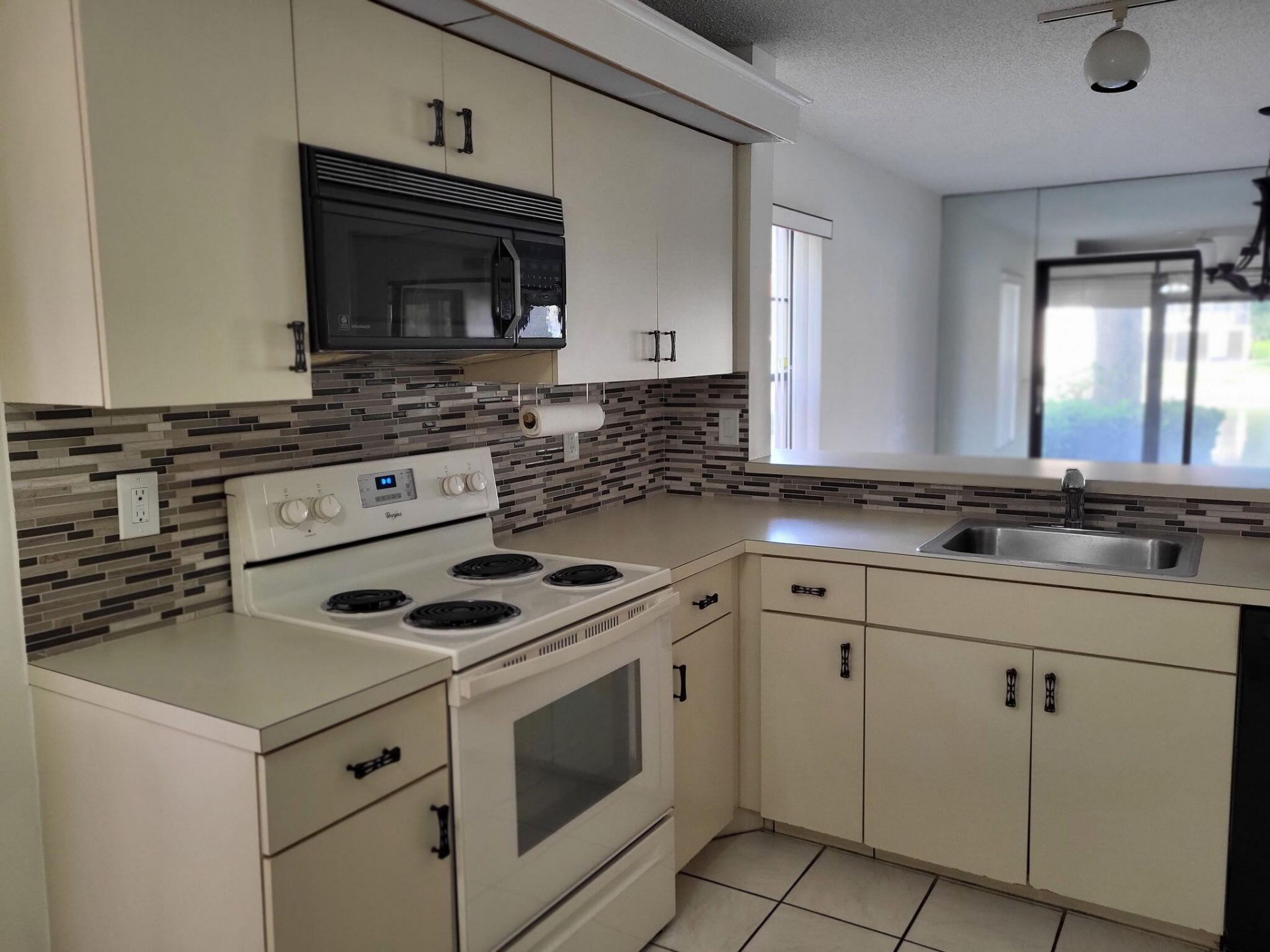 10215 N Circle Lake Drive, Unit 101, Boynton Beach, FL 33437 Photo