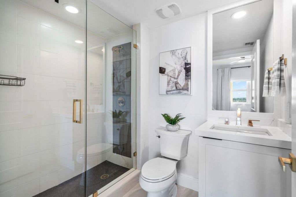 2640 Lake Shore Drive, Unit 1410, Riviera Beach, FL 33404 Photo