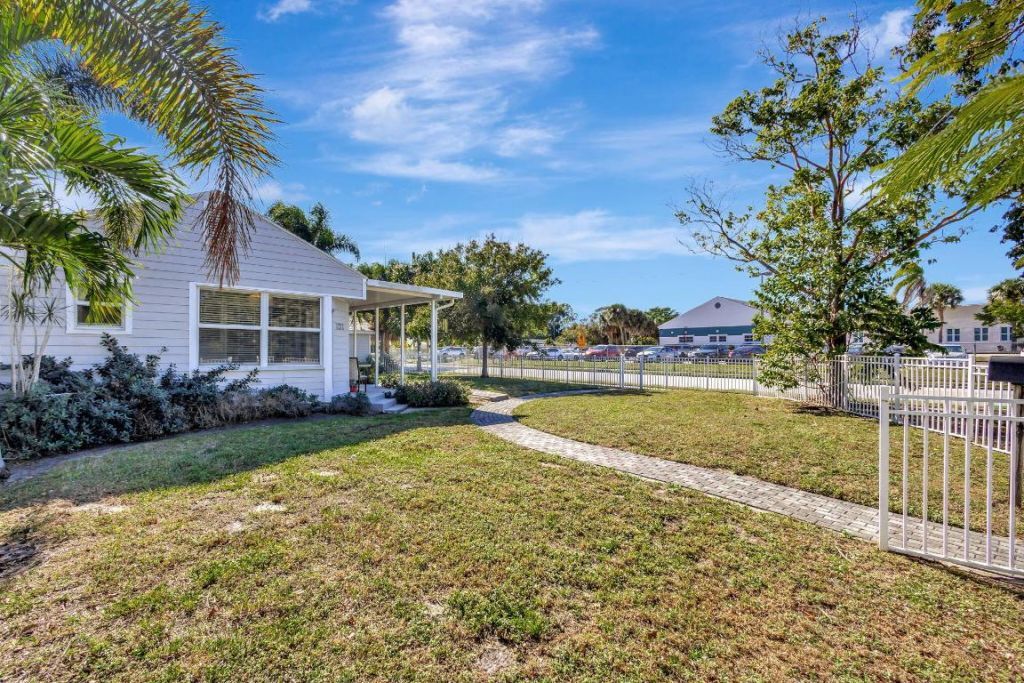 736 Rockland Drive, West Palm Beach, FL 33405 Photo