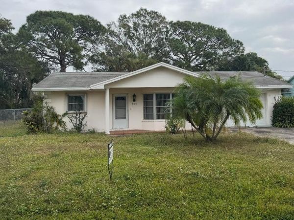 925 SW Curtis St, Port St Lucie, FL 34983