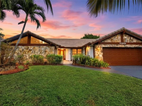 10949 NW 1st Mnr, Coral Springs, FL 33071
