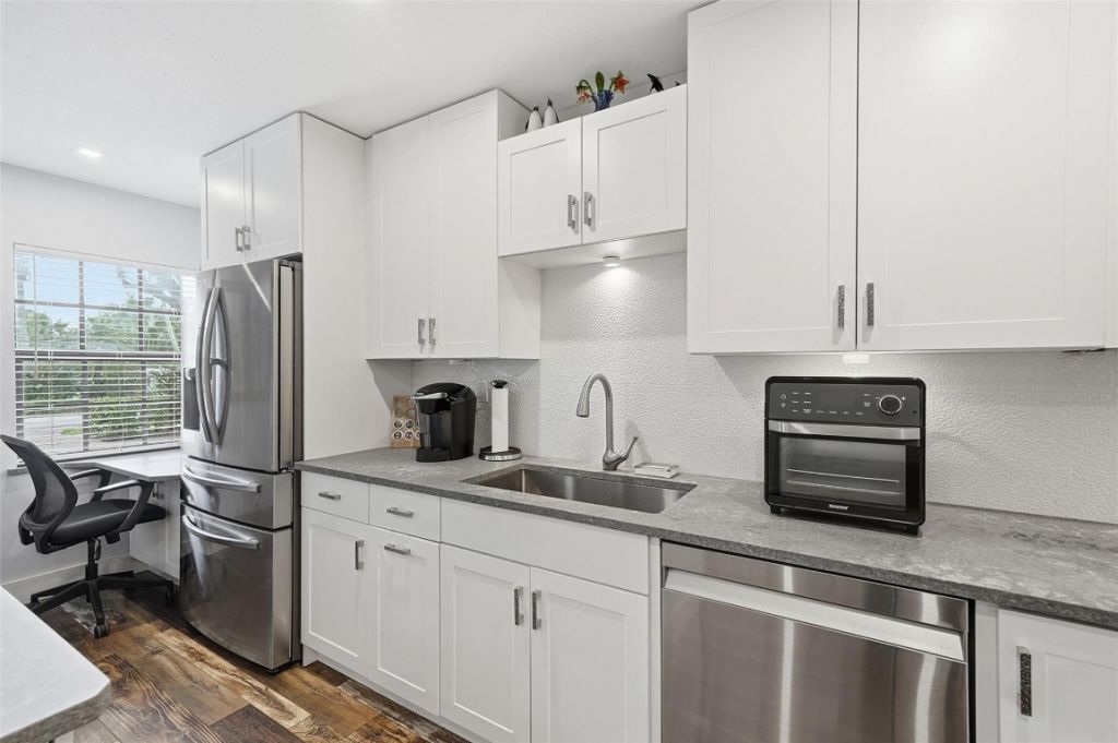 261 NE 16th Place, Unit 305, Fort Lauderdale, FL 33305 Photo