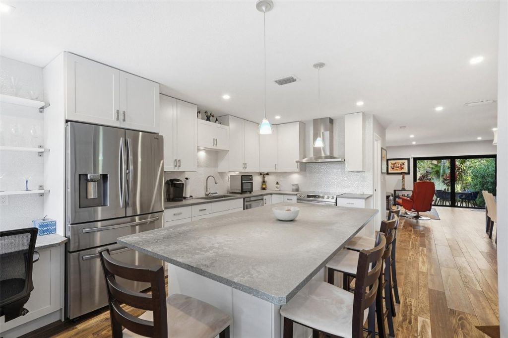 261 NE 16th Place, Unit 305, Fort Lauderdale, FL 33305 Photo