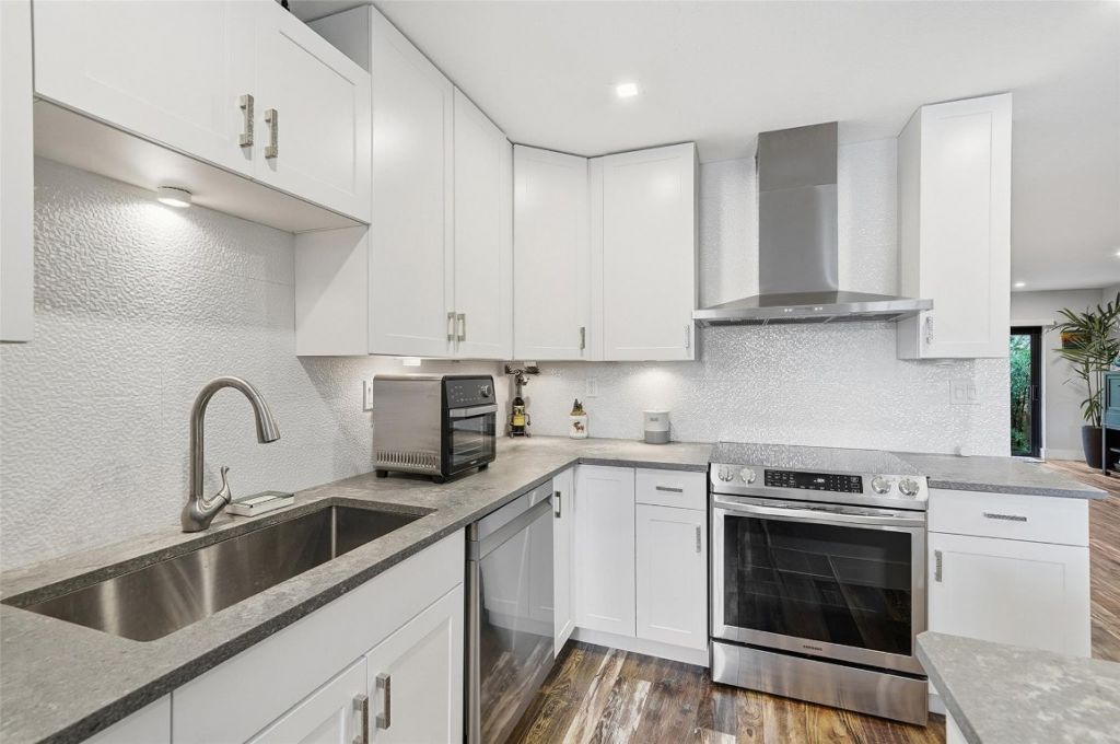 261 NE 16th Place, Unit 305, Fort Lauderdale, FL 33305 Photo