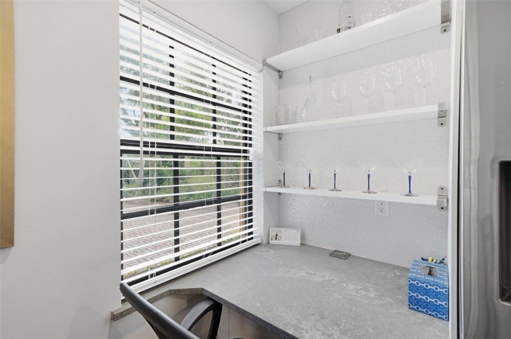 261 NE 16th Place, Unit 305, Fort Lauderdale, FL 33305 Photo