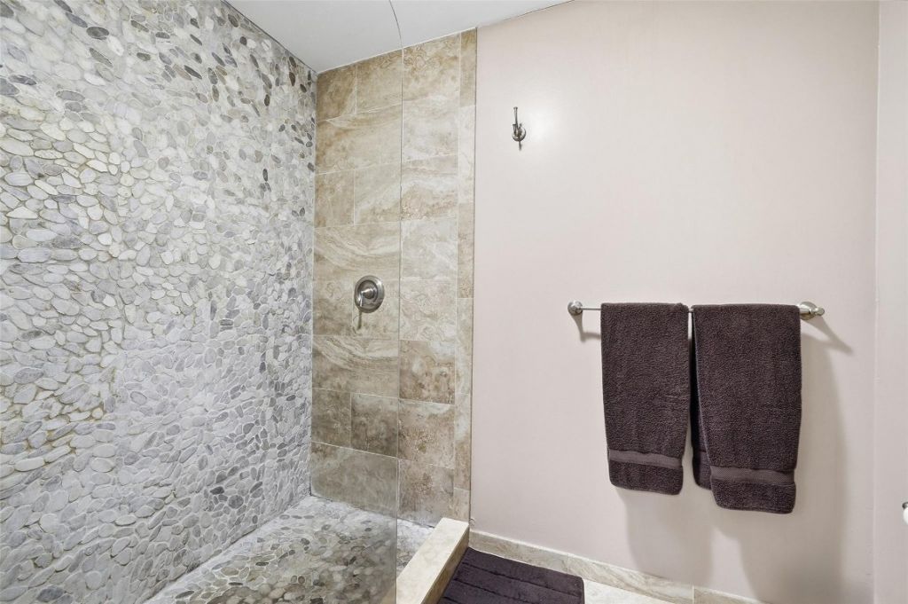 261 NE 16th Place, Unit 305, Fort Lauderdale, FL 33305 Photo