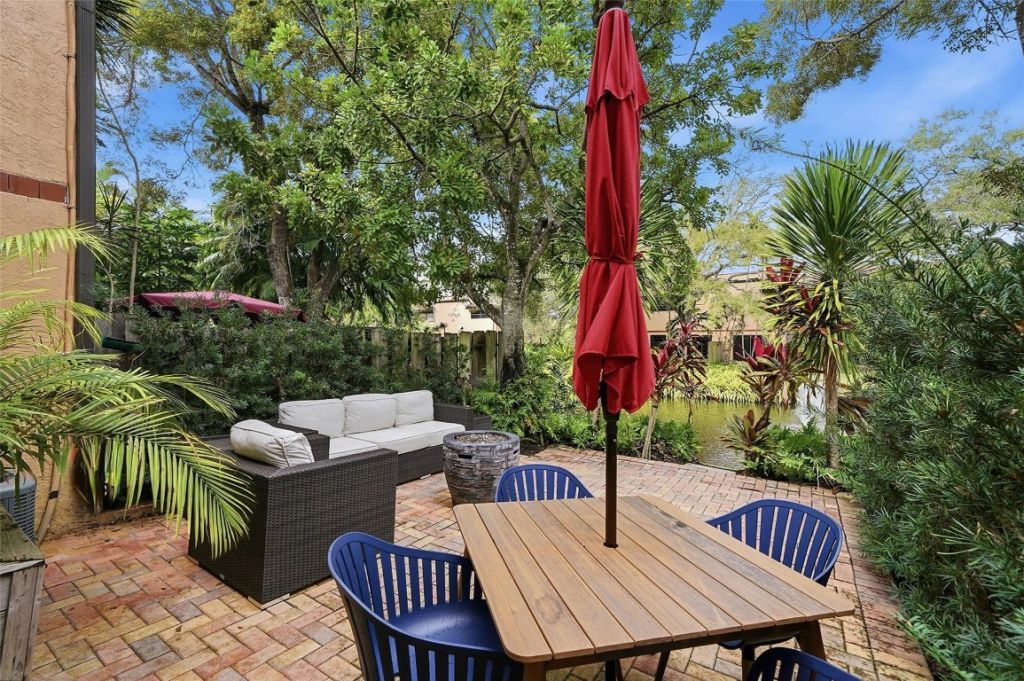 261 NE 16th Place, Unit 305, Fort Lauderdale, FL 33305 Photo