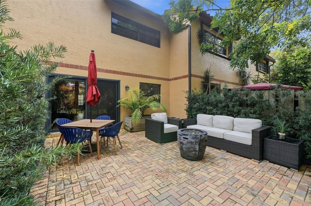 261 NE 16th Place, Unit 305, Fort Lauderdale, FL 33305 Photo