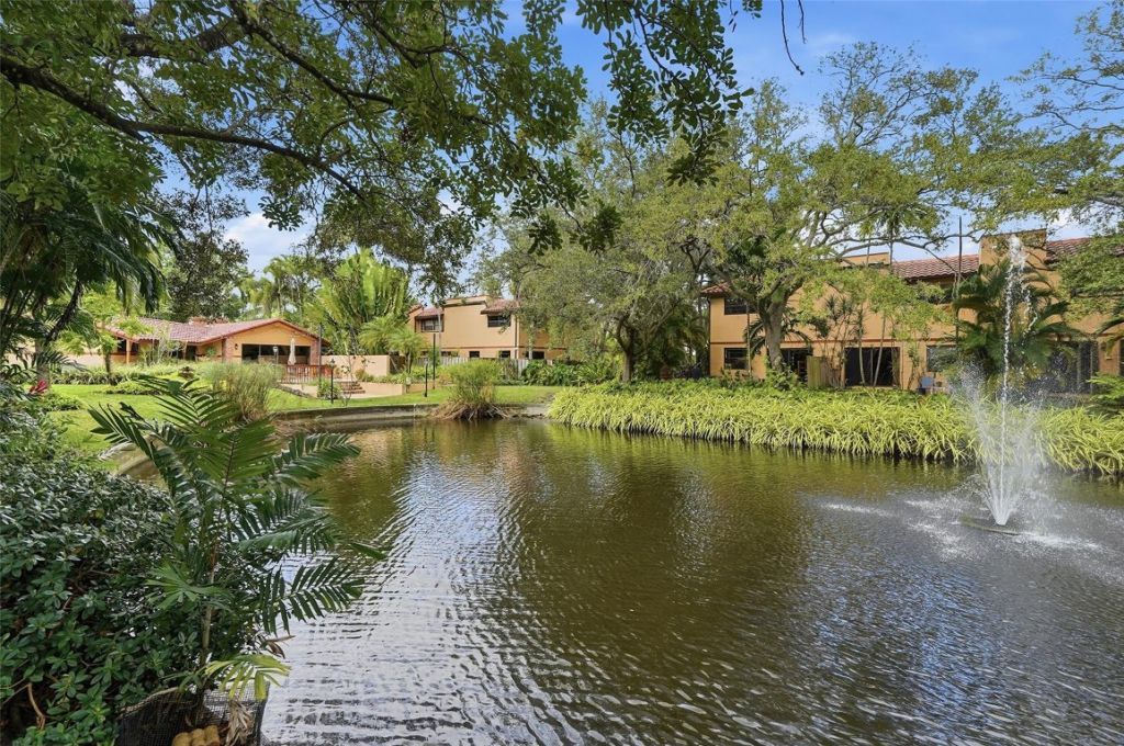 261 NE 16th Place, Unit 305, Fort Lauderdale, FL 33305 Photo