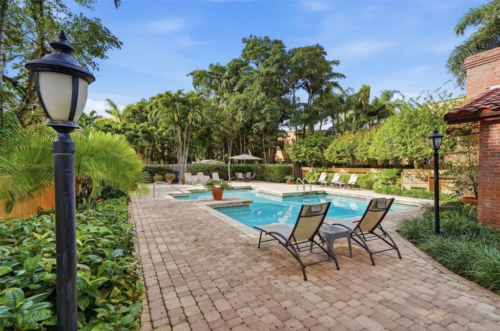 261 NE 16th Place, Unit 305, Fort Lauderdale, FL 33305 Photo