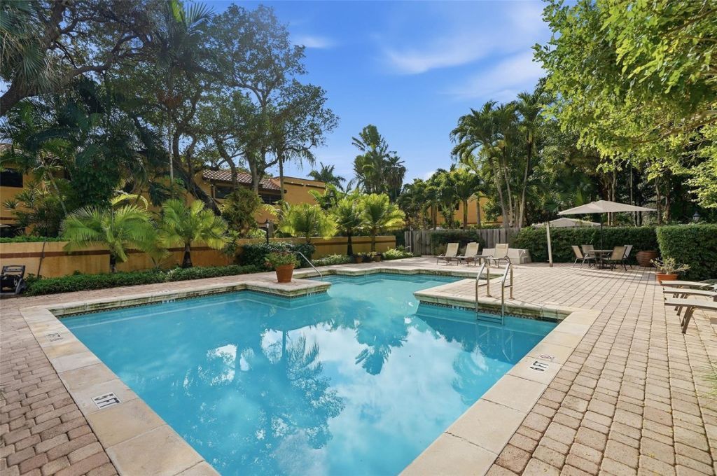 261 NE 16th Place, Unit 305, Fort Lauderdale, FL 33305 Photo